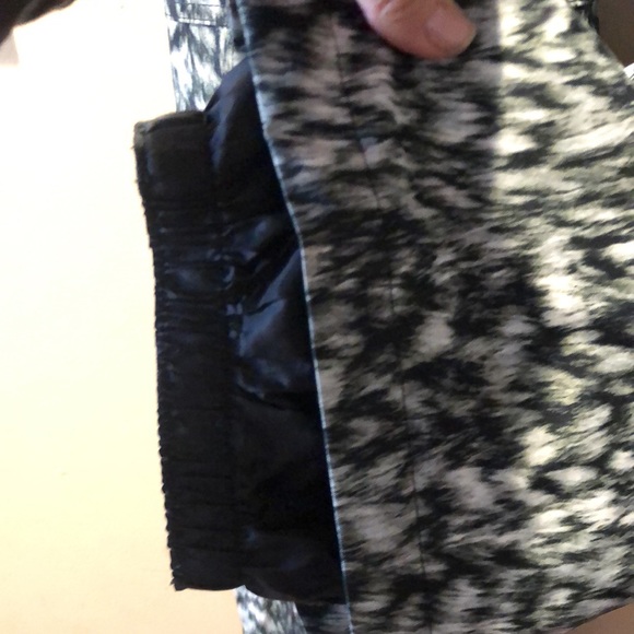 Descente Snowboard pants in black, grey and cream - Picture 11 of 16